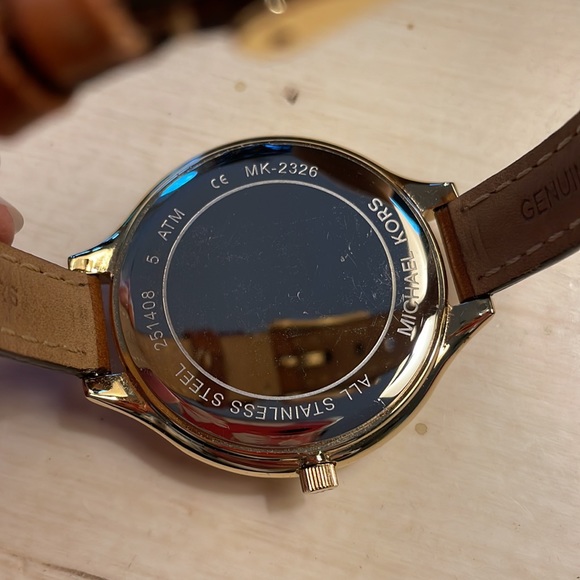 Michael’s Kors Ladies slim leather band watch. New! - Picture 5 of 11